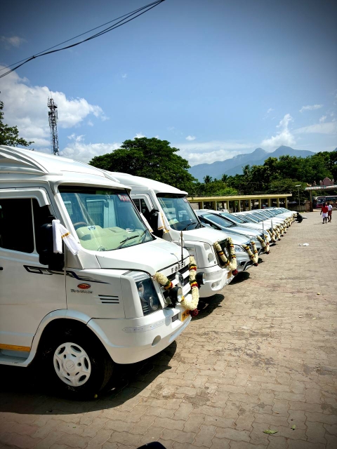YANVEE TOUR"S Logo